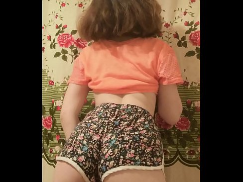 ❤️ Tânără sexy care se dezbracă de pantaloni scurți în fața camerei de filmat ❤  at ro.banglablog.top