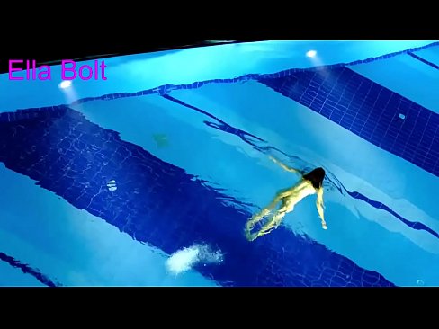 ❤️ Nu mă pot opri din privit, tânără blondă surprinsă înotând goală în piscina stațiunii ELLA BOLT ❤  at ro.banglablog.top